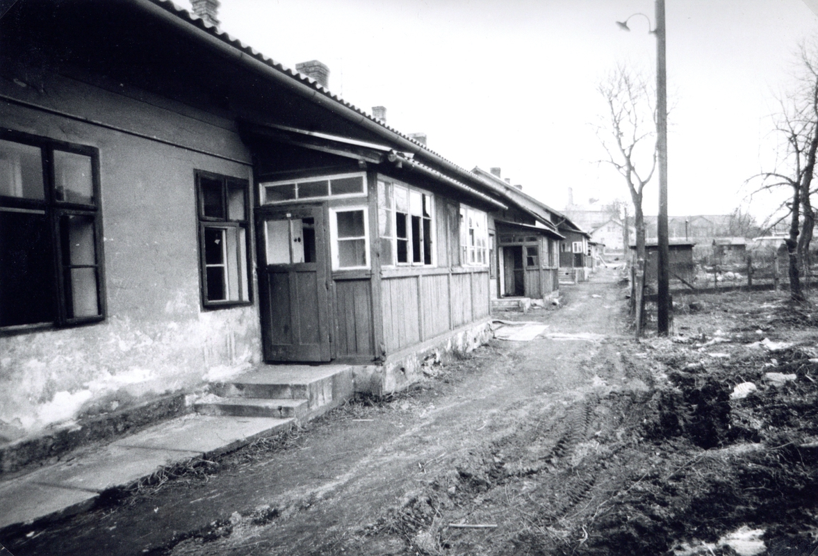 Bílá kolonie v době demolic... Vlevo dům čp. 151, v pozadí ulice bývalý Hostinec Josef Altmann (čp. 155).