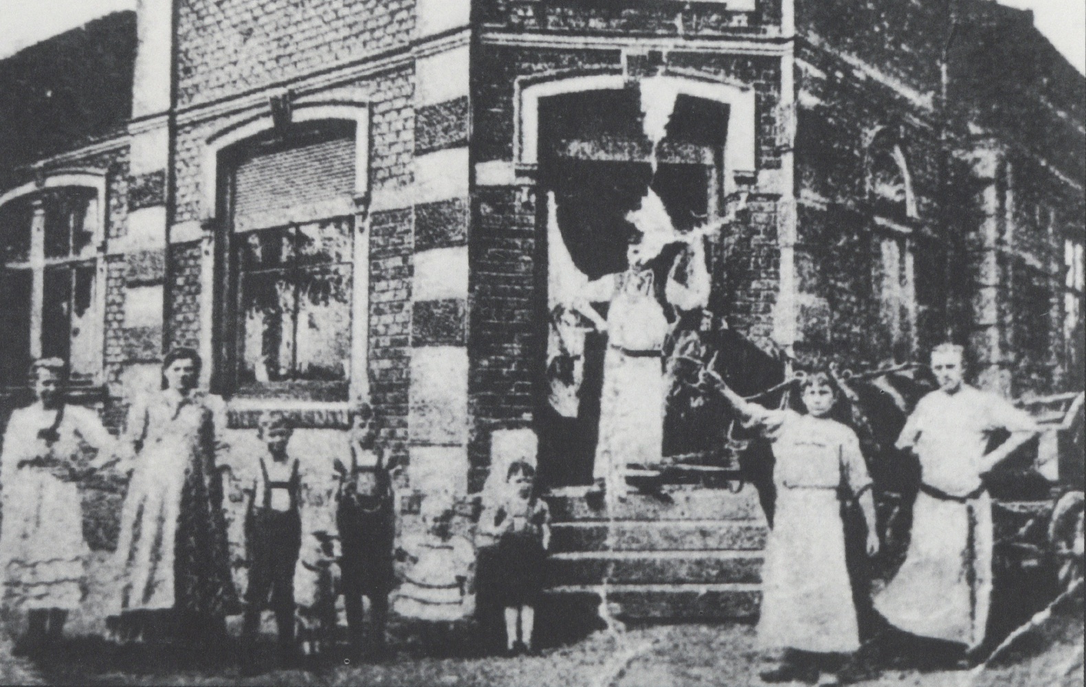 V domě čp. 1512 bylo snad kdysi provozováno řeznictví Josef Langer... (Snímek z publikace Jozef Chmiel - Jan Szymik: Stará Karviná ve fotografii. OKD, a.s., Důl Darkov, o.z. 1999)