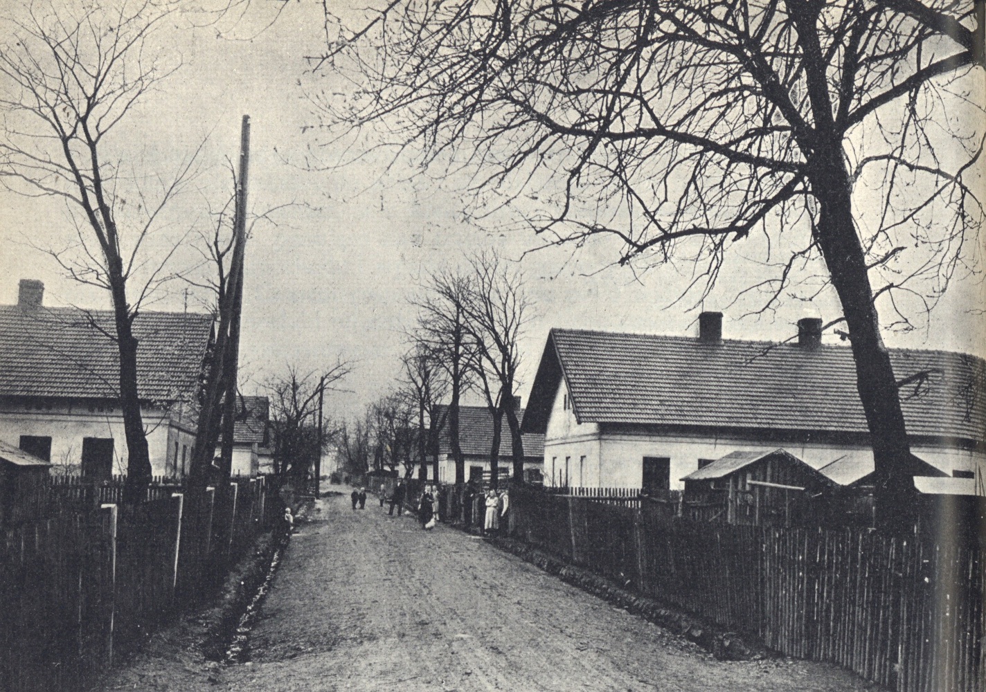 Kolonie Sovinec. Vlevo dům čp. 1519, vpravo čp. 1509. Identifikace snímku: Jan Polakovič. (Foto z publikace Paweł Hulka-Laskowski: Śląsk za Olzą. Katowice 1938. V publikaci je snímek uváděn jakožto pohled na Bílou kolonii.)