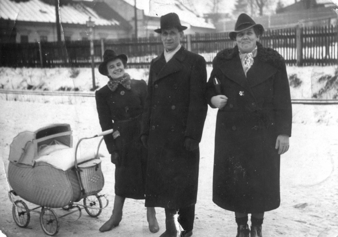 Momentka ze života... U tramvajové zastávky, vlevo vzadu budova Hostince Josef Altmann, čp. 155 (S laskavým svolením p. Karla Pastuszka, ze soukromé sbírky)