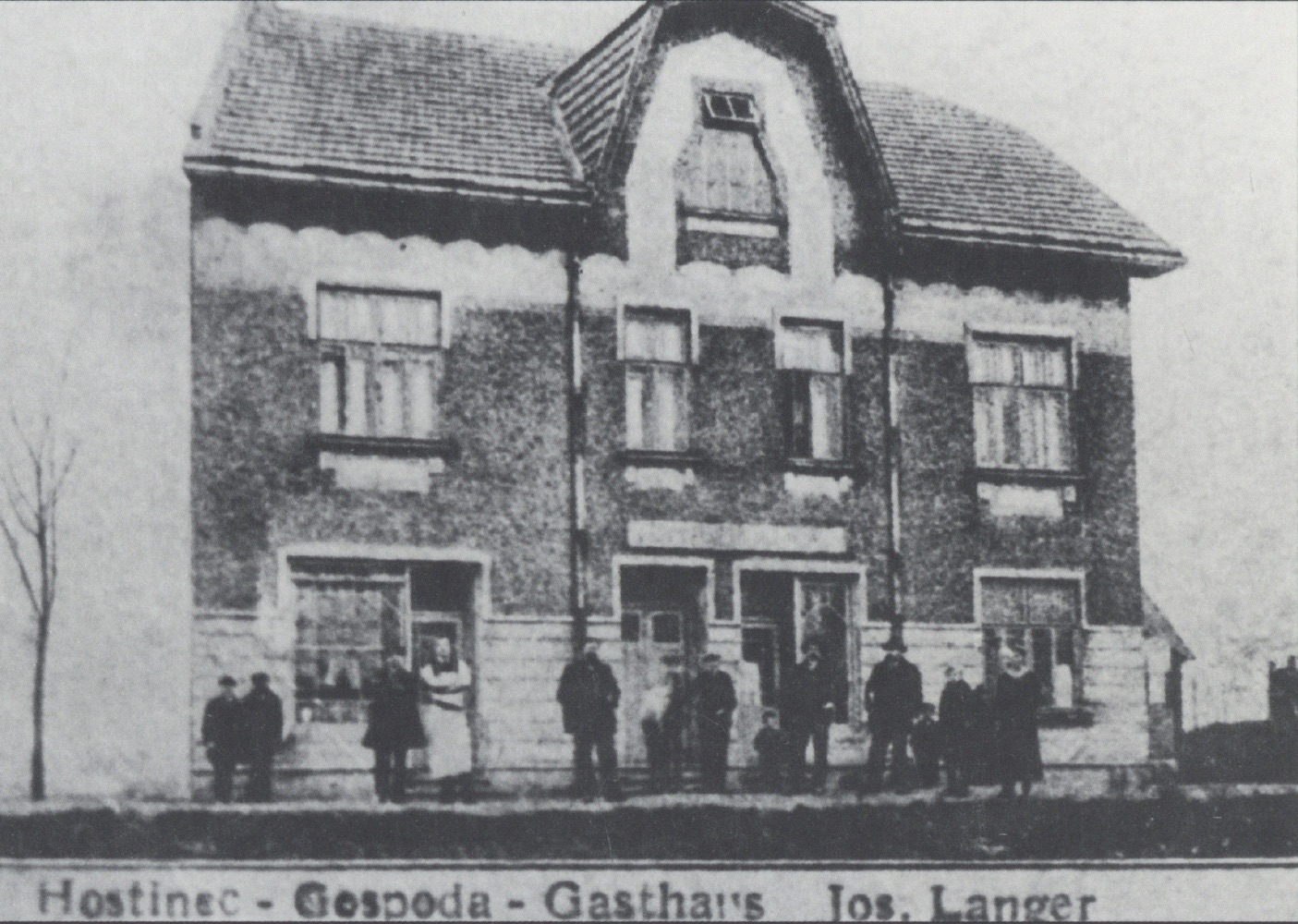 Dům čp. 1551: Řeznictví Josef Langer /1921/, hostinec Viktorie Bochenková /do 1928/, hostinec Josef Langer /1928-33/, hostinec Terezie Langerová-Jarošová /1933-45/, řeznictví Josef Langer ml. /1945-50/, hostinec Jan Jaroš /1945-49/, Masna n.p. /od 1950/. (Snímek z publikace Jozef Chmiel - Jan Szymik: Stará Karviná ve fotografii. OKD, a.s., Důl Darkov, o.z. 1999)