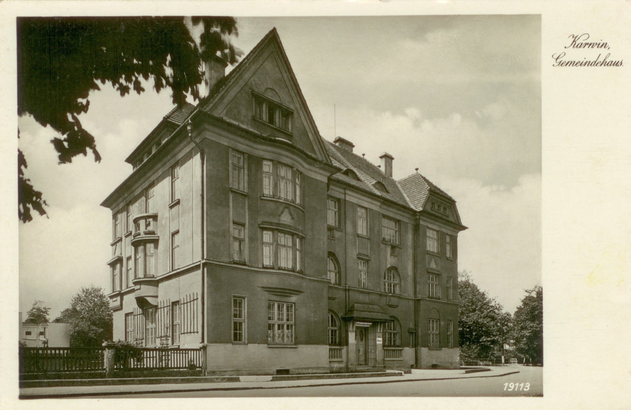 Obytný dům z roku 1926, čp. 1555 (Černobílá pohlednice, vydaná tiskárnou W. Nitkiewicz v Karviné kolem roku 1942, Muzeum Těšínska, Český Těšín, H 34 873)