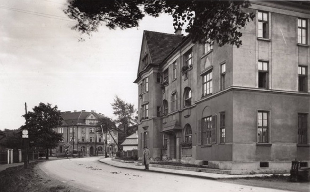Dům čp. 1555, v pozadí železniční přejezd a Městská spořitelna (Ze soukromé sbírky M. Witosze)
