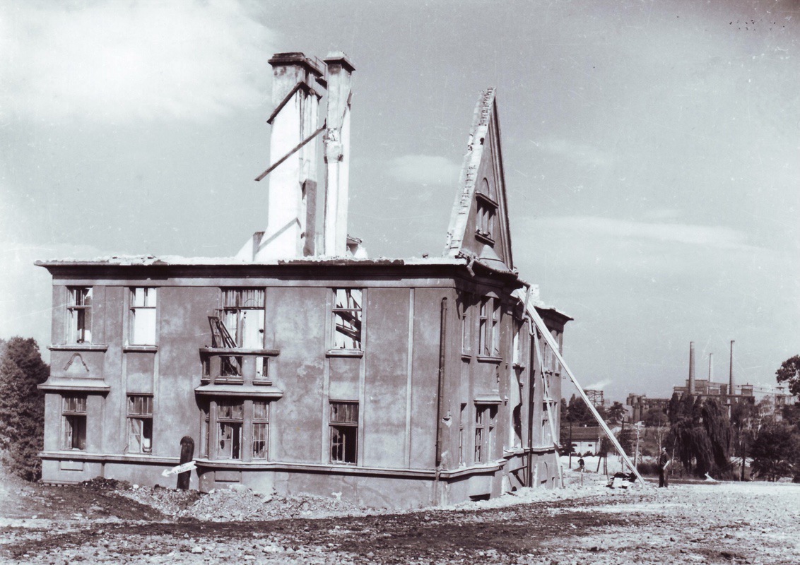 Demolice domu stojícího naproti Městské spořitelně. V pozadí je vidět důl ČSA. (Fotografie Františka Sikory, Státní okresní archiv Karviná, Z 286/1, )