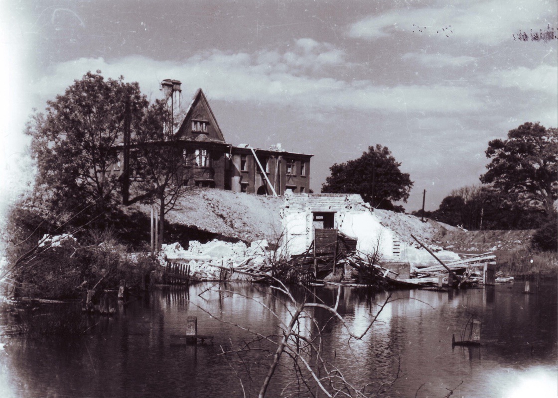 Jiný pohled na demolici domu č.p. 1555. (Fotografie Františka Sikory, Státní okresní archiv Karviná, Z 286/2)