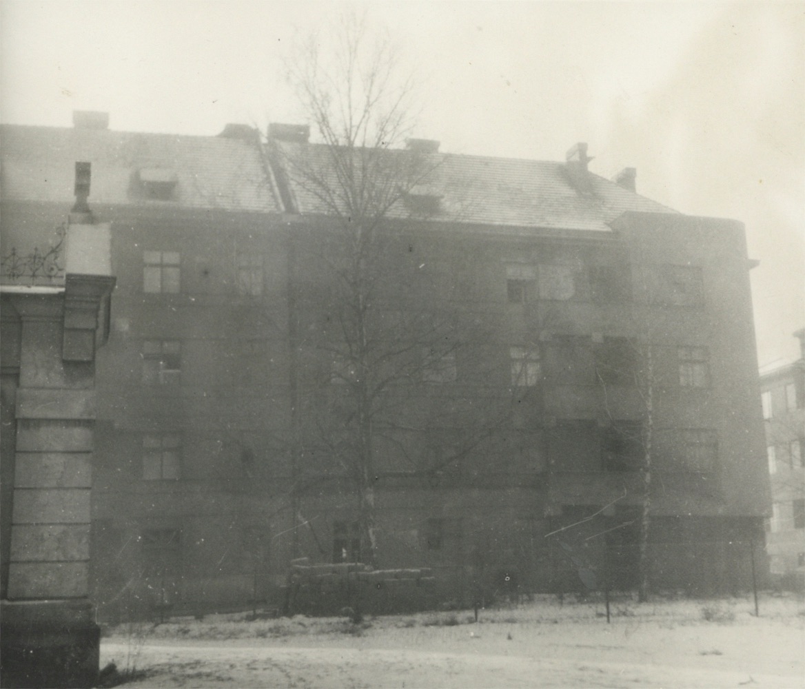 Čelní pohled na dům čp. 1558 a roh domu čp. 1557 (stav v roce 1959). Vlevo část kostela sv. Jindřicha