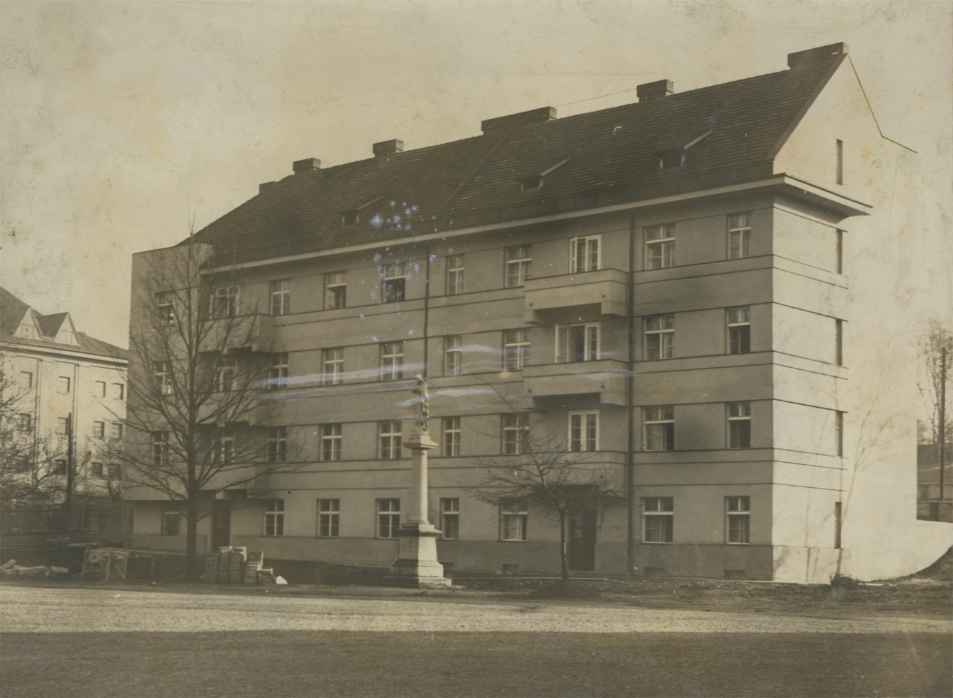 Bytový dům čp. 1559 a roh domu čp. 1560. V popředí sloup se sochou Panny Marie. Úplně vlevo část průčelí budovy Pivovaru (čp. 249)