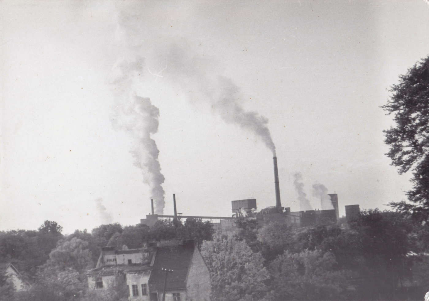Pohled ze Soleckého kopce. V popředí pozůstatky domu čp. 1559, vlevo část štítu domu čp. 1600. V pozadí důl ČSA (fotografováno pravděpodobně v roce 1970).