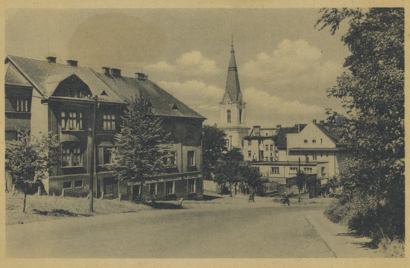 Zámecká ulice. Zleva dům čp. 1685 a čp. 1613 (Restaurace). Za odbočkou do Tyršovy ulice následují domy čp. 1645 a čp. 1560. V pozadí věž kostela sv. Jindřicha.