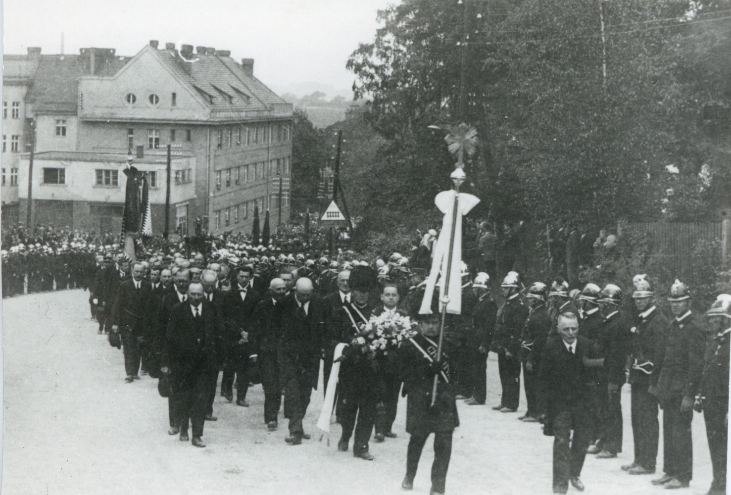 Smuteční průvod v Zámecké ulici při pohřbu Jindřicha Larisch-Mönnich ( + 28.5.1933 ). V pozadí domy čp. 1645 a čp. 1560.
