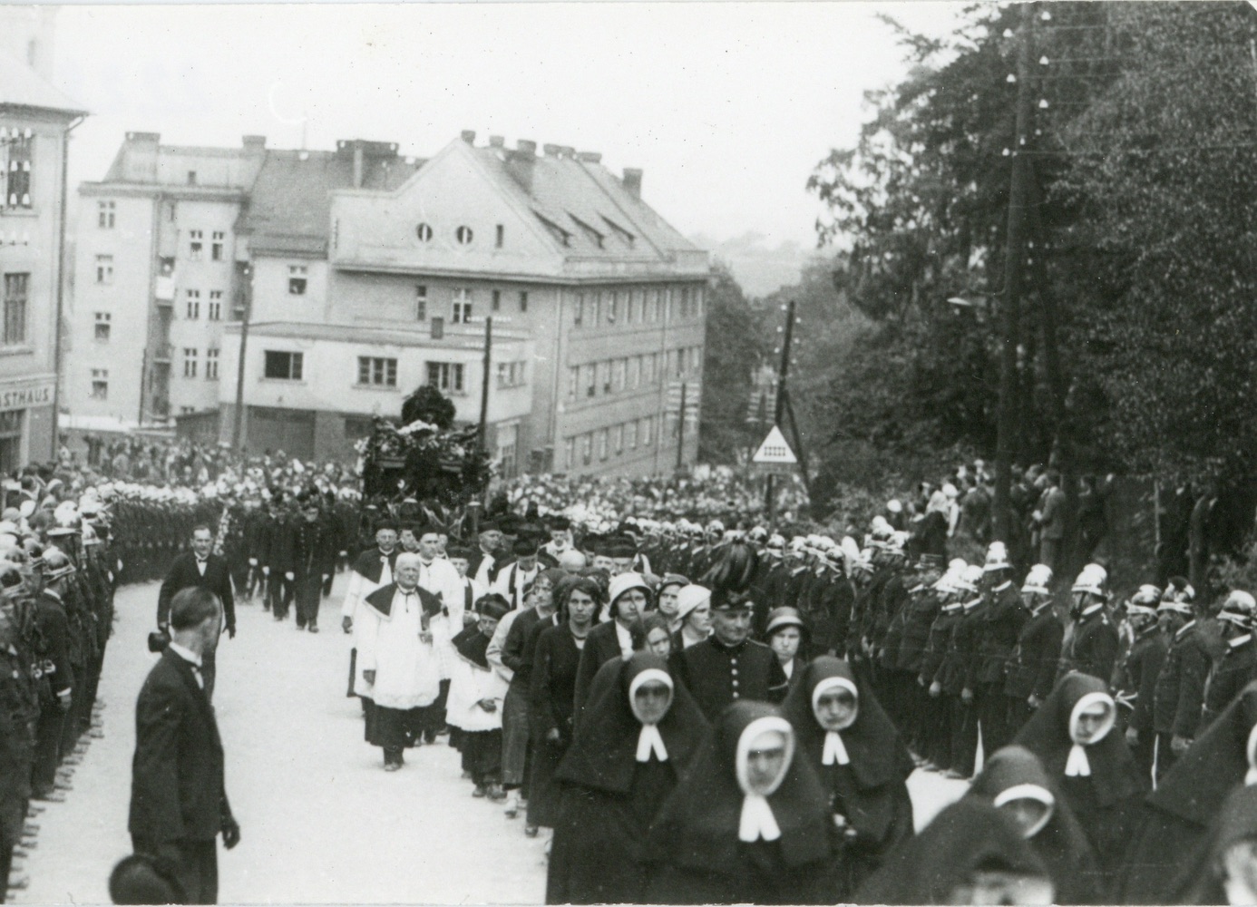 Smuteční průvod v Zámecké ulici při pohřbu Jindřicha Larisch-Mönnich ( + 28.5.1933 ). V pozadí domy čp. 1645 a čp. 1560.