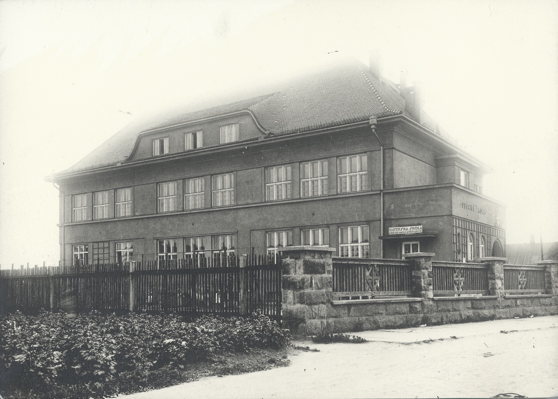 Česká škola na Sovinci byla v oblasti otevřena v roce 1922. Vyučování zpočátku probíhalo v nedaleké polské škole, v roce 1926 byla kolaudována vlastní budova. Provoz české školy probíhal do roku 1966.