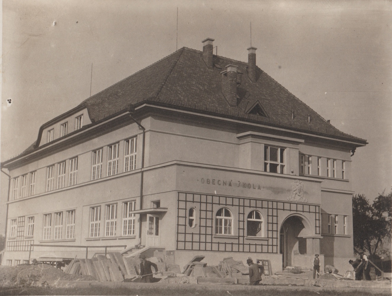Česká škola na Sovinci na snímku z roku 1926 (S laskavým svolením p. Jana Polakoviče, ze soukromé sbírky)