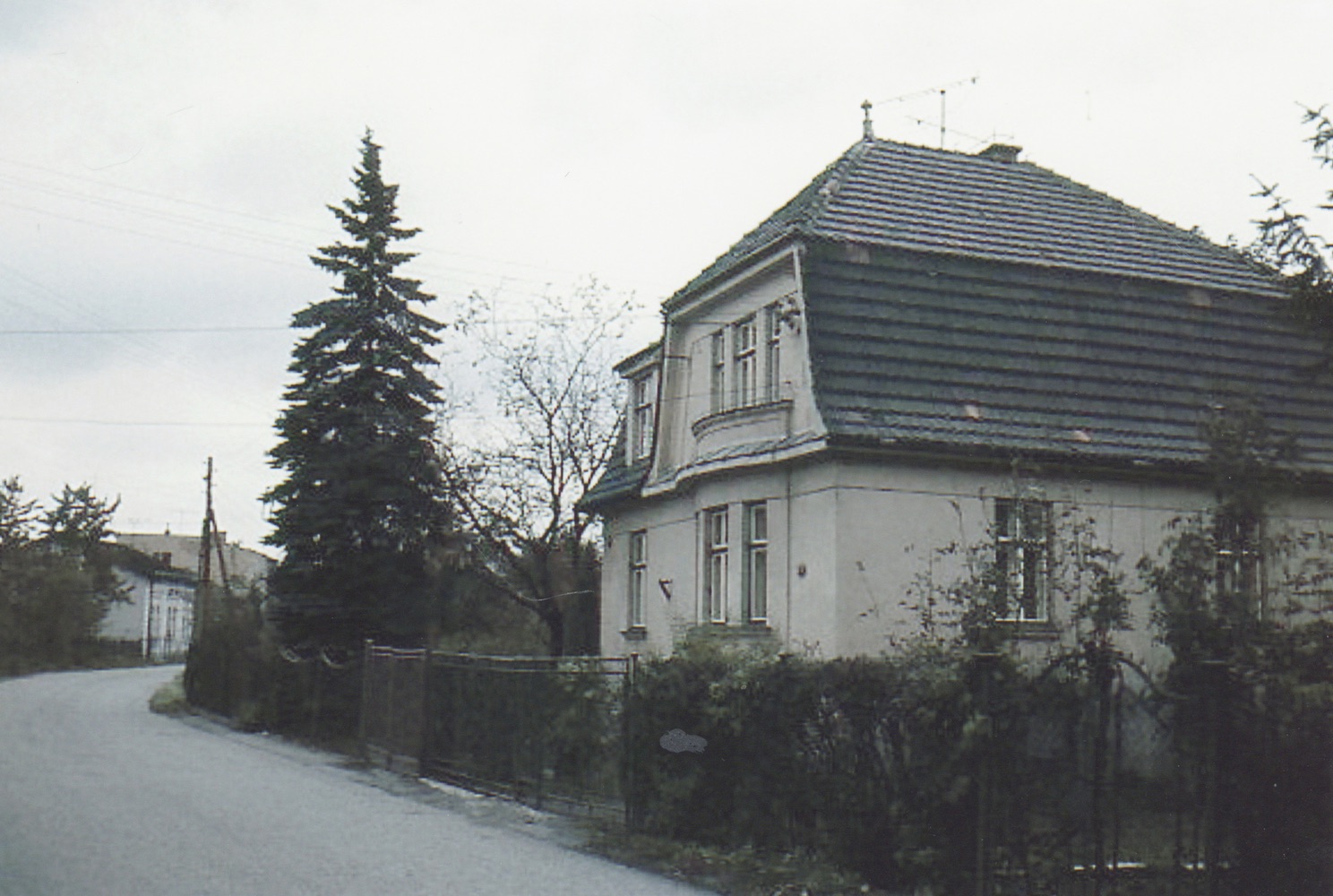 Vpravo dům čp. 1563 (Obuvník Ferdinand Siuda), vlevo pak dům čp. 749. Fotografováno 2.11.1992 (S laskavým svolením autorky p. J. Stellmeierové, ze soukromé sbírky).
