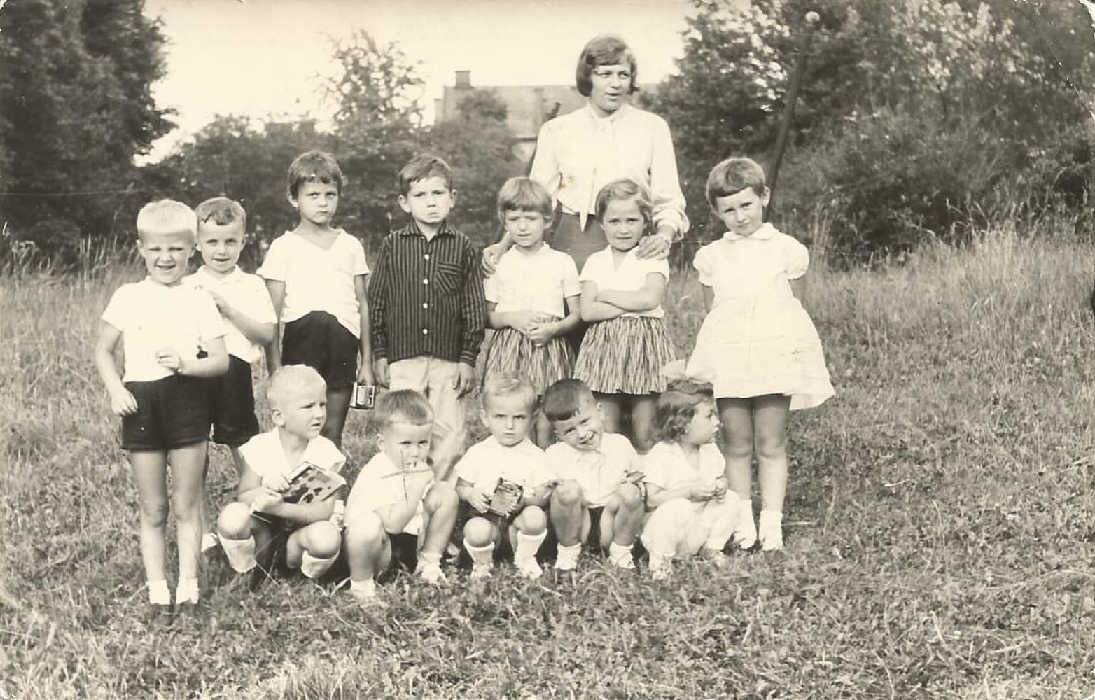 Fotografie z období kdy v domě čp. 1570 sídlila Mateřská škola (VII. Mateřská škola Karviná 2-Solca /1953-1964/). S laskavým svolením p. Hany Sikorové, ze soukromé sbírky