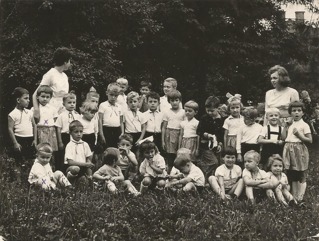 Fotografie z období kdy v domě čp. 1570 sídlila Mateřská škola (VII. Mateřská škola Karviná 2-Solca /1953-1964/). V pozadí pravděpodobně střecha domu čp. 1461. S laskavým svolením p. Hany Sikorové, ze soukromé sbírky