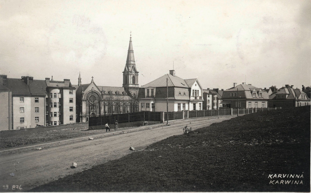 Tyršova ulice u kostela sv. Jindřicha. Uprostřed snímku bílá vila čp. 1601, za ní pak vily čp. 1573 a čp. 1600.