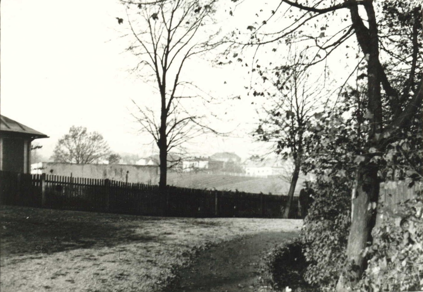 Pravděpodobně se jedná o záběr z křižovatky ulic Radniční a Kostelní z doby před rokem 1929. Vlevo roh domu čp. 326, za plotem snad objekt čp. 1574 před adaptací na Židovskou modlitebnu. Uprostřed v dálce dům čp. 8 (Drogerie Matiasowitz) a vpravo dům čp. 1691 (Drogerie a Dr. Pazdziora). Varianta s vyznačenými čísly popisnými na následujícím snímku… (Identifikace a označení objektů: Petr Bindač) 