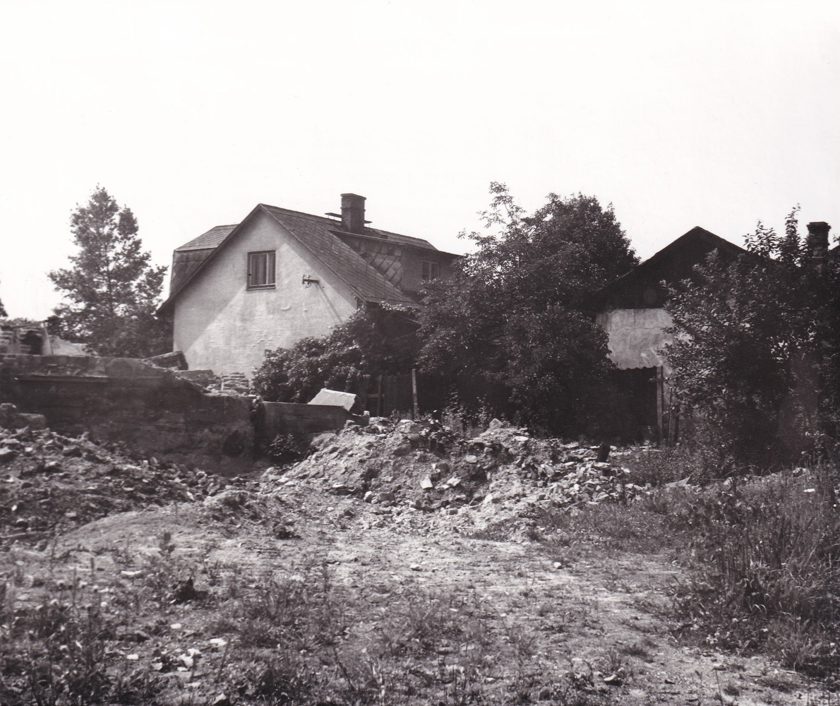 Nalevo demolice čp. 438, uprostřed čp. 1575 (Čalounictví Otakar Fojtík), vpravo čp. 598 (Bednářství Vilém Gajda). Rok 1974