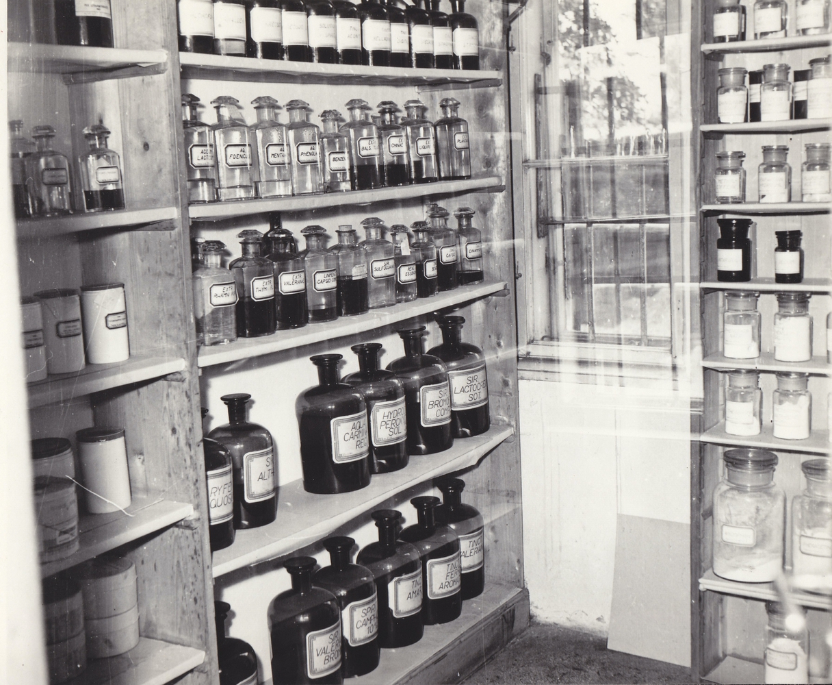 Z interiéru Lékárny Václavík (rok 1959)