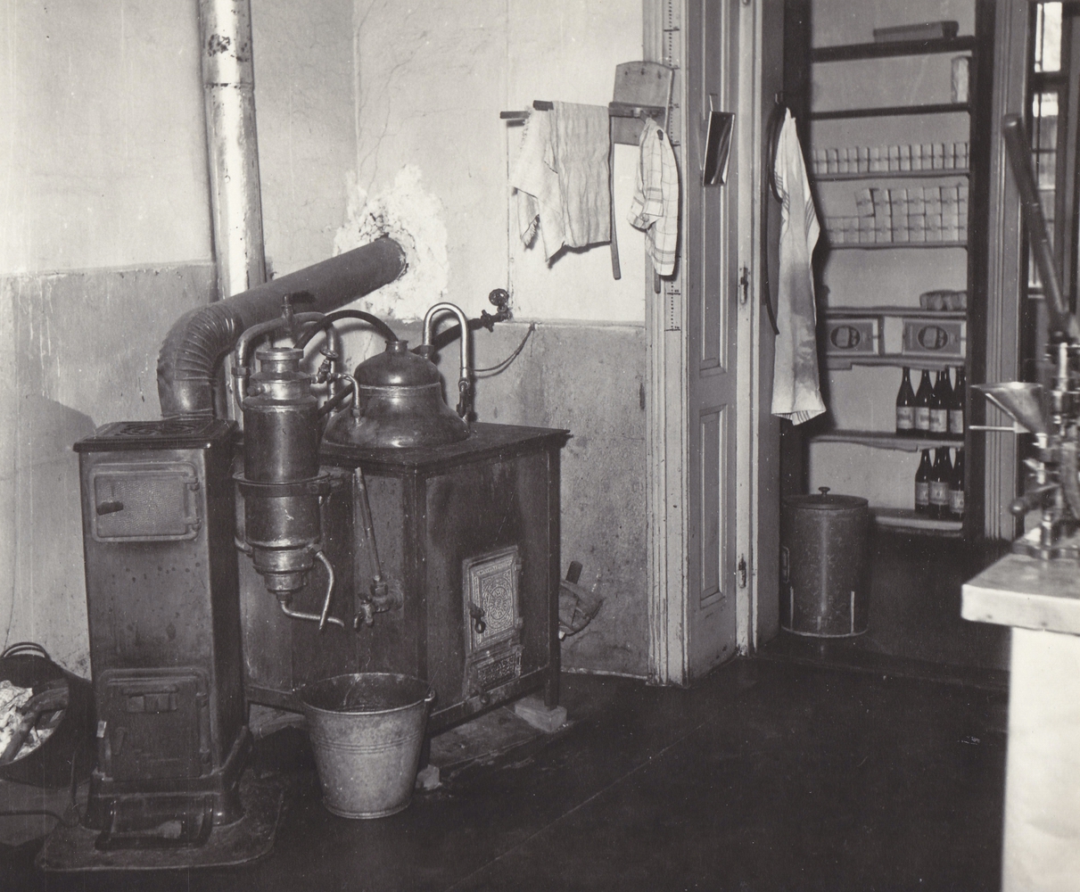 Z interiéru Lékárny Václavík (rok 1959)