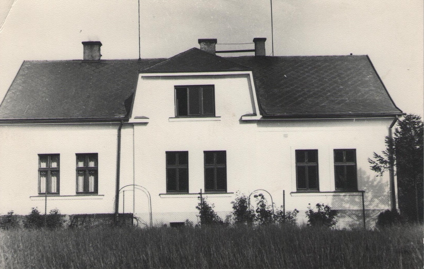 Pohled na dům čp. 1588 na Palackého ulici. Fotografováno v říjmu 1966. (Snímek publikován s laskavým svolením p. I. Wenzlové, ze soukromé sbírky)
