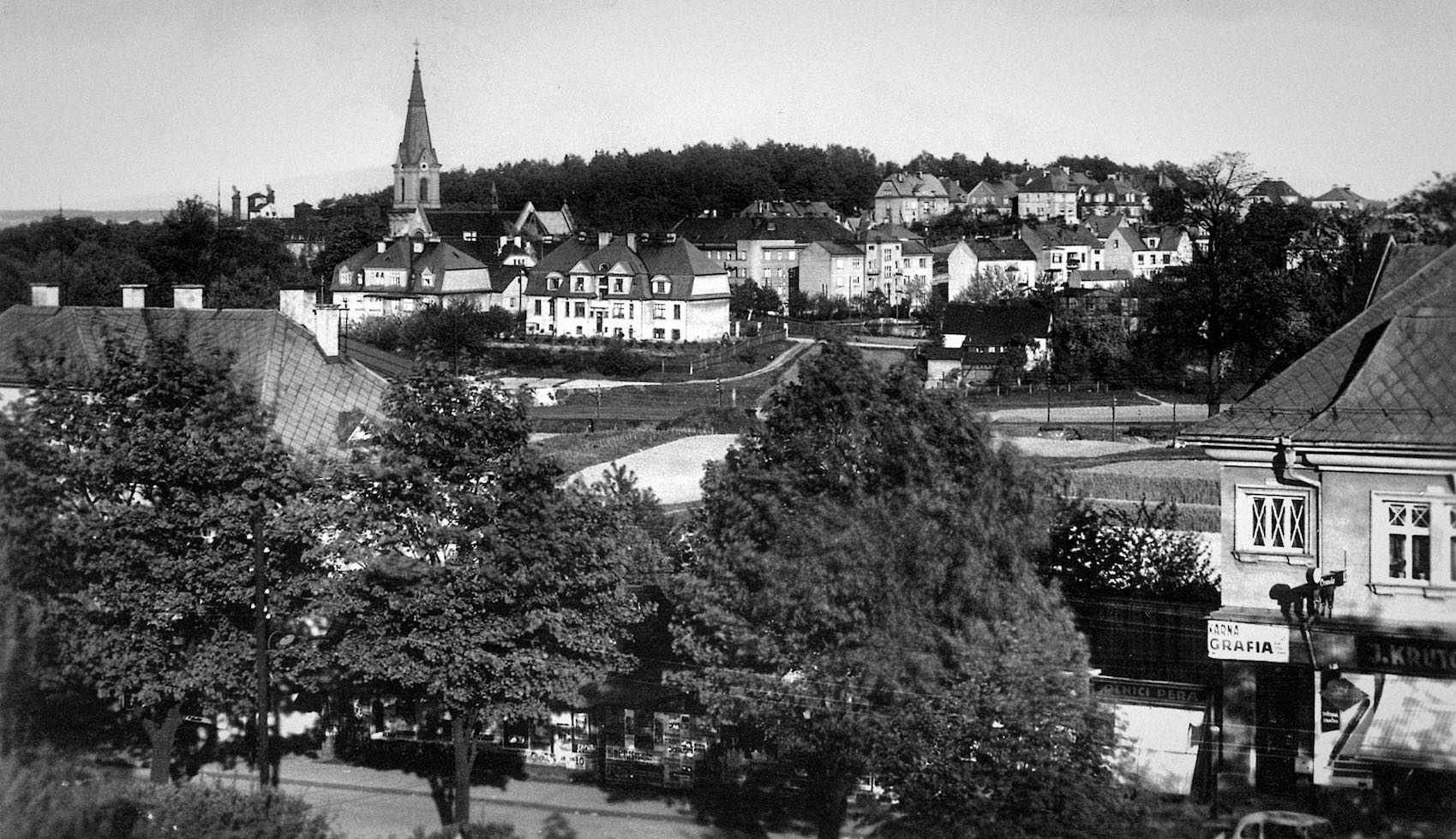 Pohled na centrum staré Karvinné. Pod věží kostela sv. Jindřicha dům čp. 1589, vpravo vedle něj dům čp. 1485. V popředí snímku vpravo část domu Antonína Krůty (čp. 1486).