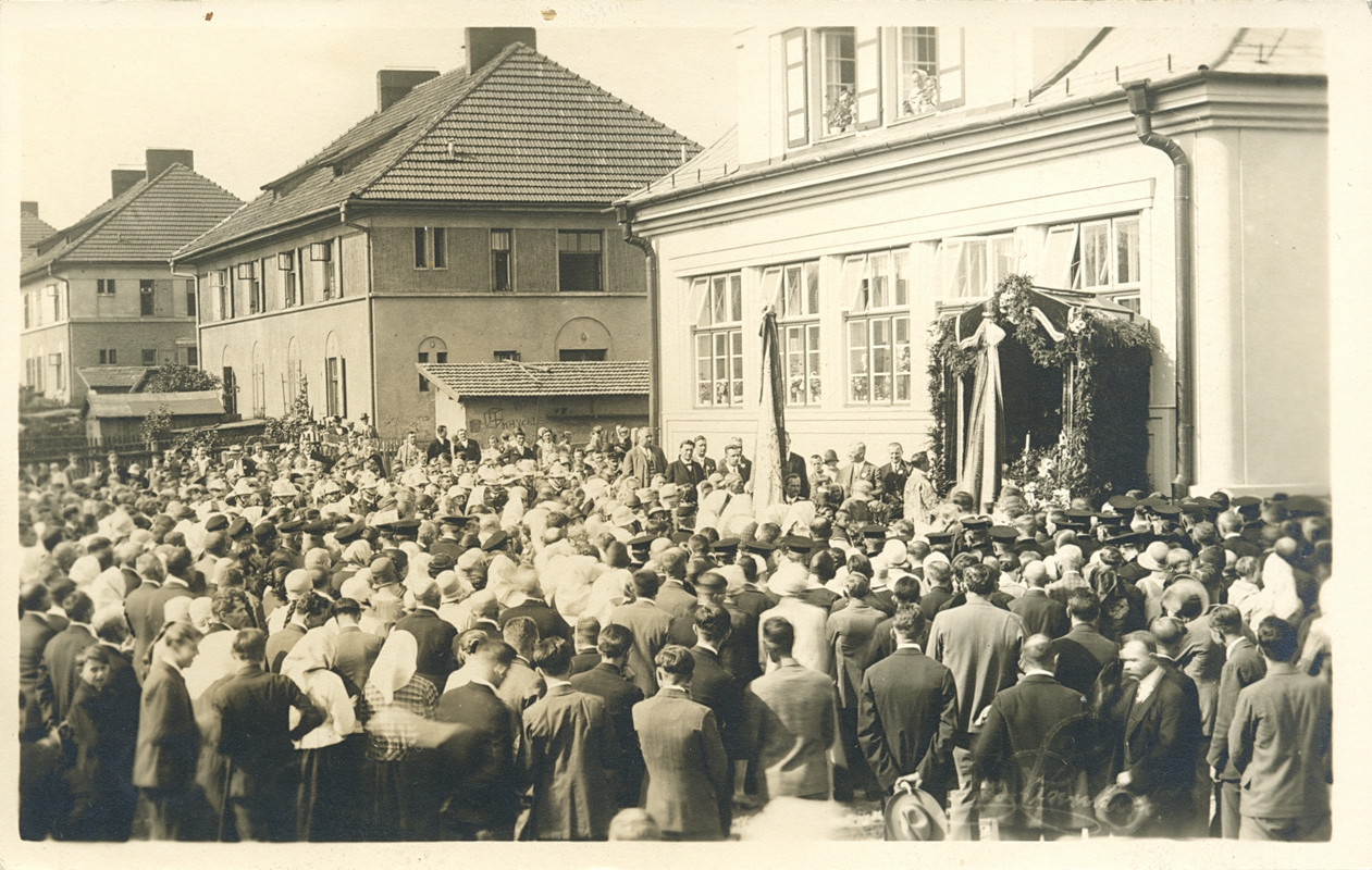 Vpravo budova Polské mateřské školy (čp. 1592), v pozadí domy z kolonie Na Hranicích (čp. 1356 a 1355). 