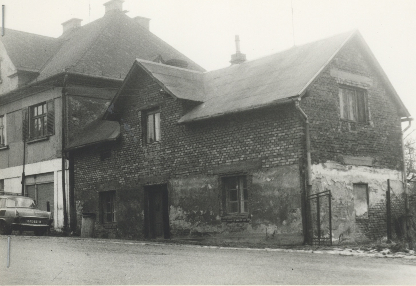 Dům čp. 16 na fotografii z roku 1985. Vlevo Cukrářství Gilka (čp. 1679)