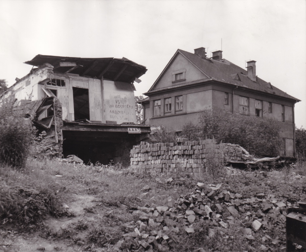 Záběr z demolice domu čp. 1645 (Pohřební ústav A. Burda) v roce 1970. Vpravo dům čp. 1600.