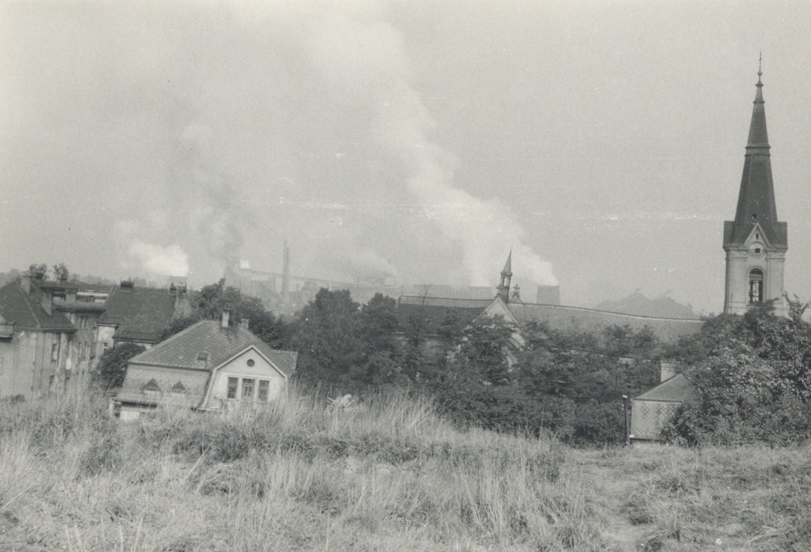 Vila Marie Lískové (č.p. 1601) 28.9.1960, kostel sv. Jindřicha v pozadí ještě stojí... (fotografie z rodinné sbírky p. H. Sikorové)