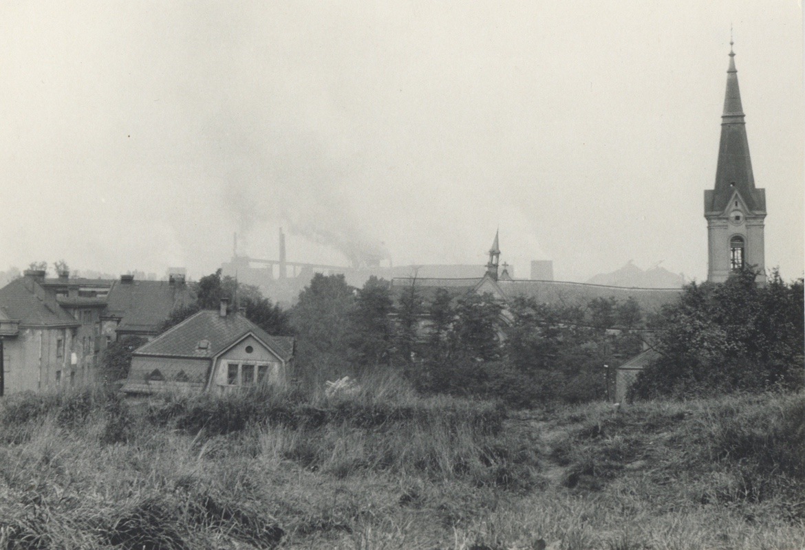Vila Marie Lískové (č.p. 1601) 28.9.1960, kostel sv. Jindřicha v pozadí ještě stojí... (fotografie z rodinné sbírky p. H. Sikorové)