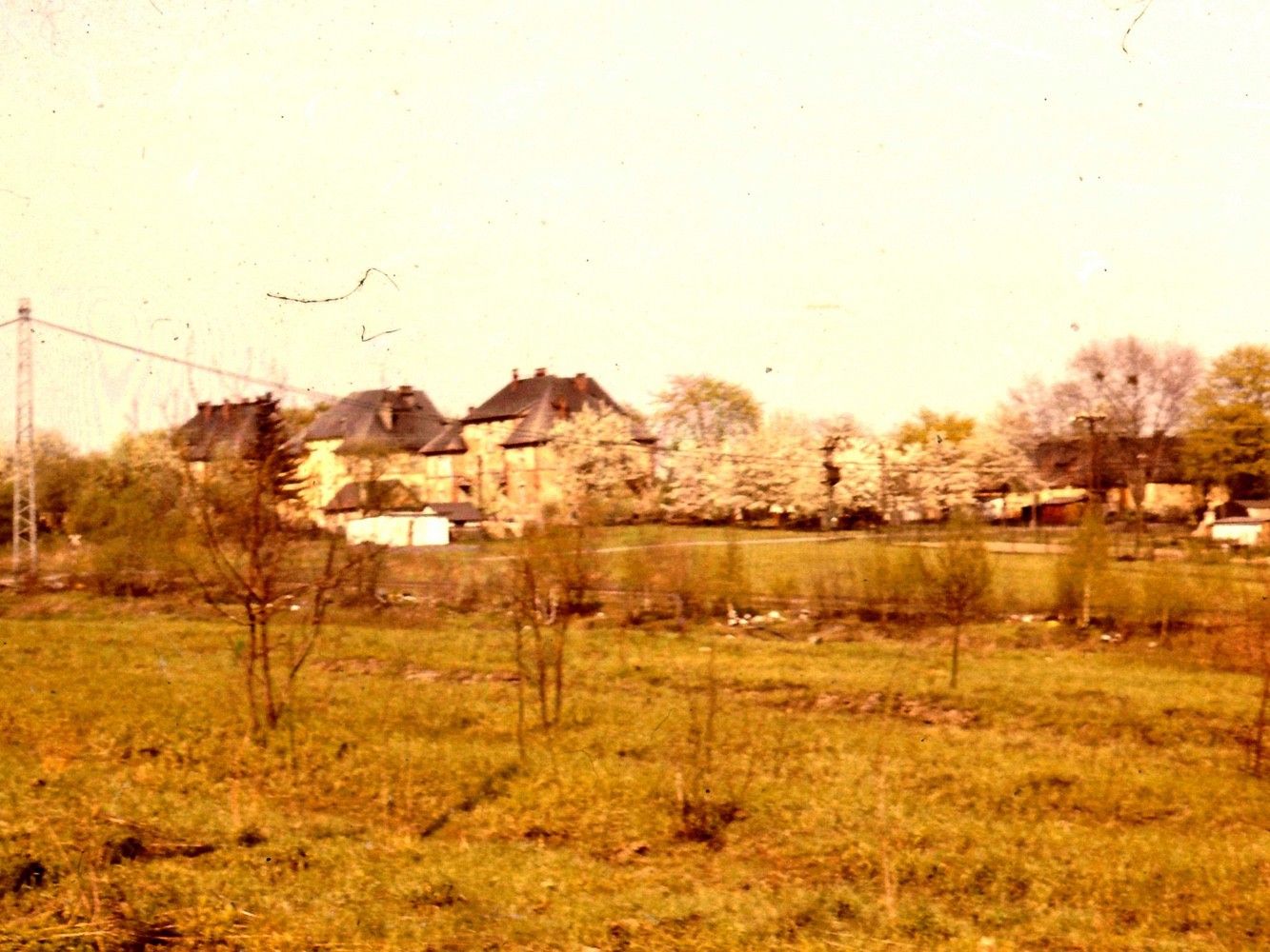 Pohled na úřednické domy (zleva) čp. 1603, 1577 a čp. 1602 v roce 1982 (s laskavým svolením p. Vladimíra Valenta, ze soukromé sbírky)
