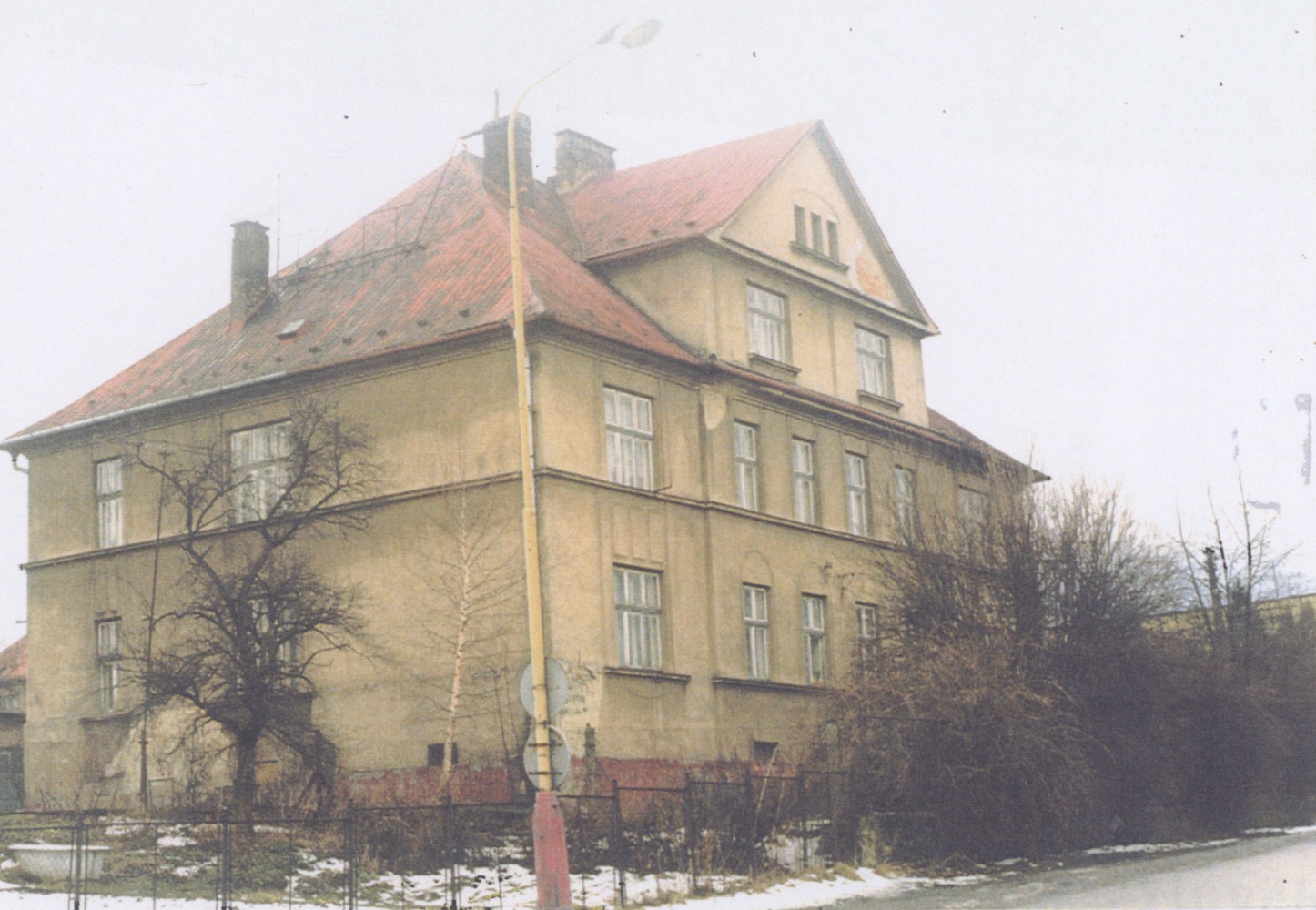 Dům čp. 1605 na snímku z roku 1999