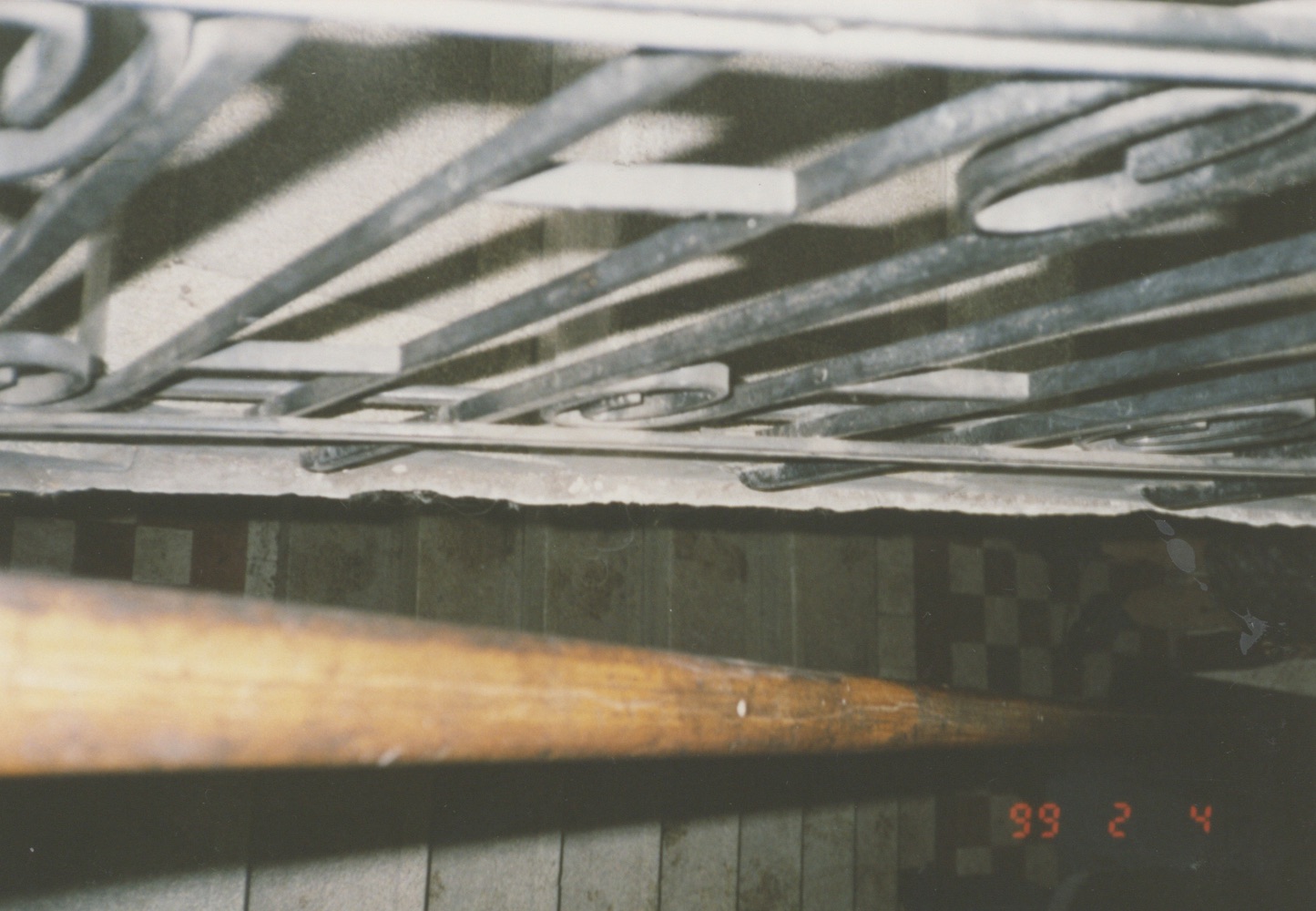 Detail schodišťového zábradlí v interiéru domu čp. 1605 (stav v roce 1999)