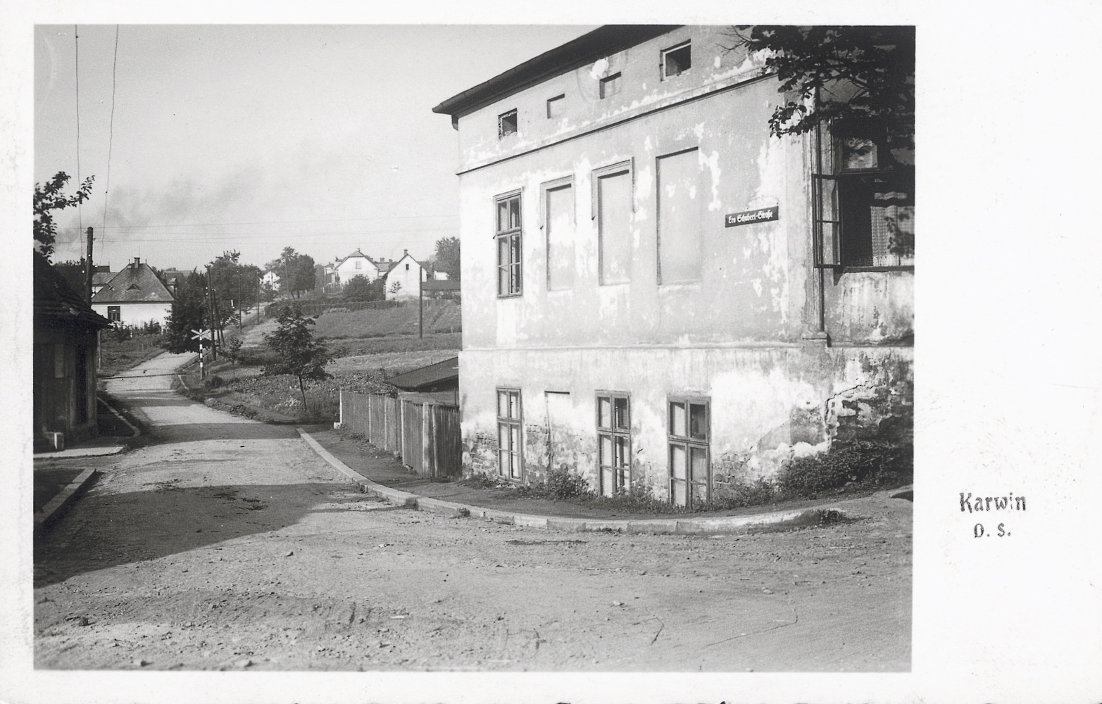Vlevo roh domu čp. 299 (Kůže - obuvnické potřeby Borák), uprostřed za přejezdem dům čp. 1608 (Krejčovství Kloda), vpravo v popředí pak dům čp. 86