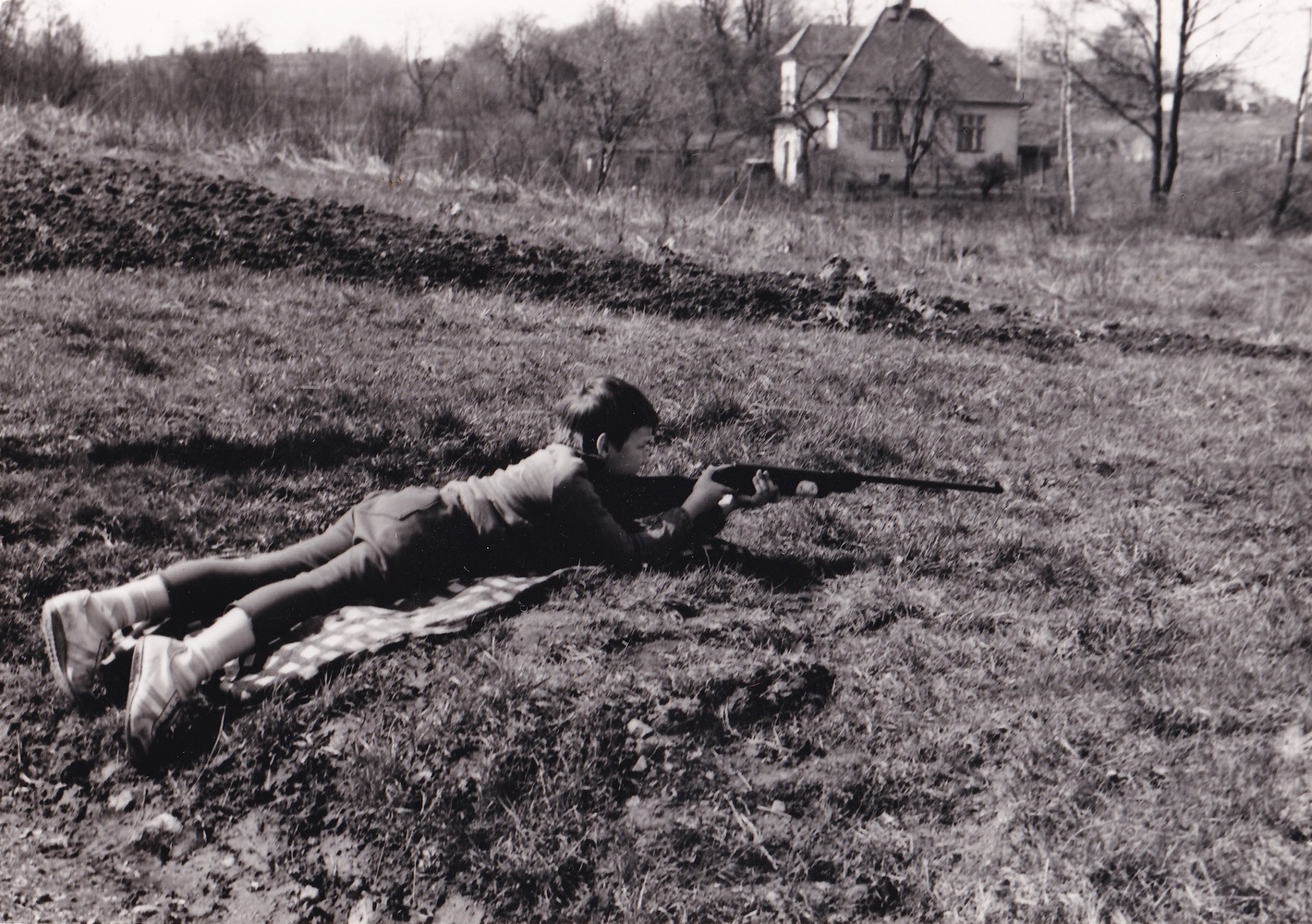 V pozadí dům čp. 1608 na ul. Havlíčkova, fotografováno od domu čp. 188 na ul. Příkrá (S laskavým svolením p. Petra Cieślara, ze soukromé sbírky)