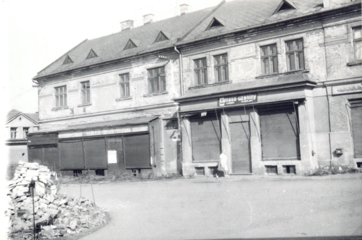 Nový obchodní dům Rudolf Žižka (čp. 1610), postaven přibližně v roce 1928. Dle vzpomínek vnuka p. Rudolfa Žižky: v letech 1946-50 zde provozoval (v prodejní místnosti vlevo) obchod s konfekcí syn R. Žižky Vladimír, který byl u svého otce v nájmu. Ve střední místnosti byla prodejna obuvi, následně masa a uzenin. Od roku 1948 až do své smrti měl v pravé místnosti p. Rudolf Žižka prodejnu novin a tabáku.