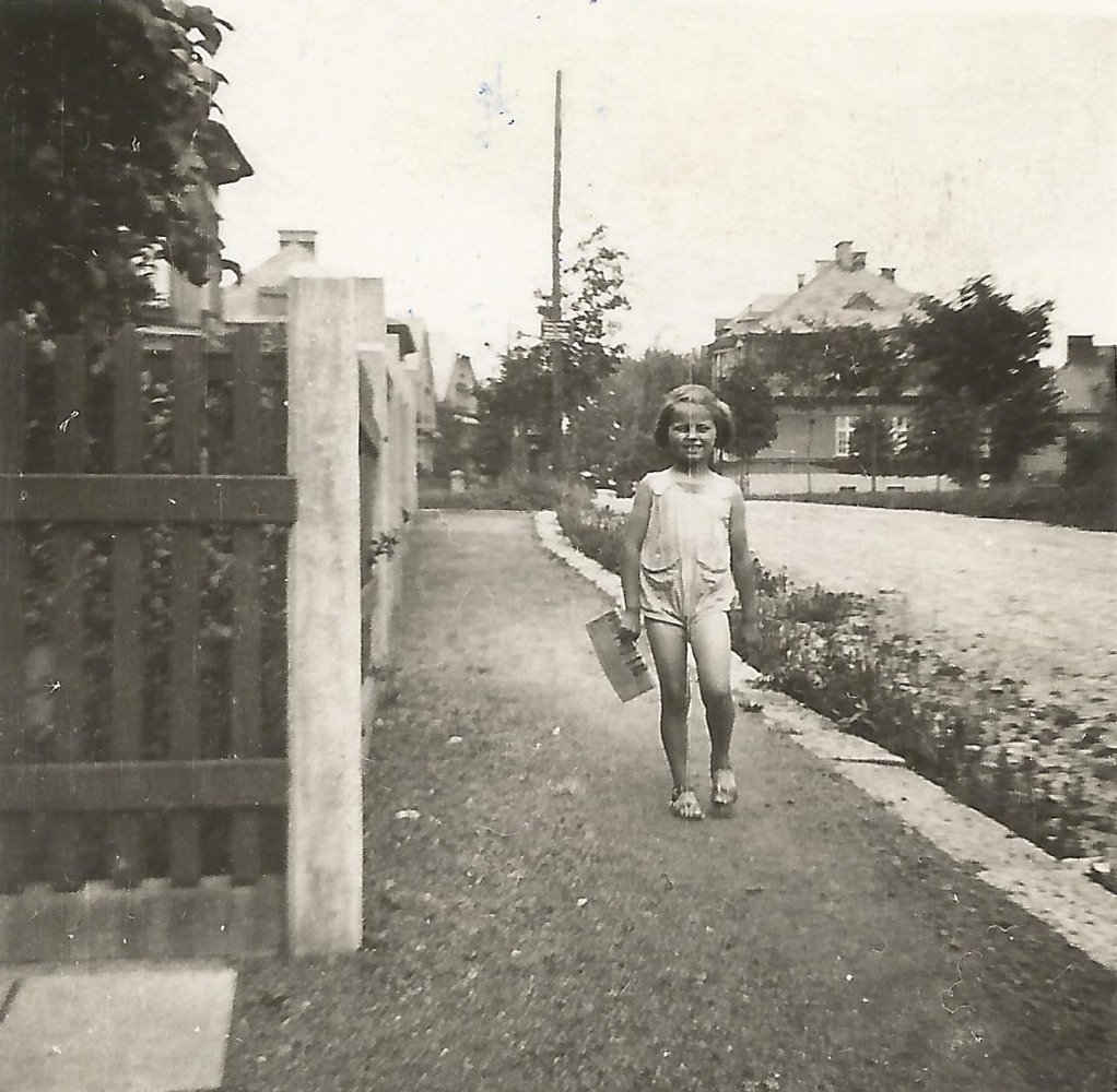 Fotografie pořízená 29.6.1938 od domu čp. 1622 v Nerudově ulici směrem k ulici Zámecké. Vpravo dům čp. 1612. (S laskavým svolením p. Hany Sikorové, ze soukromé sbírky)