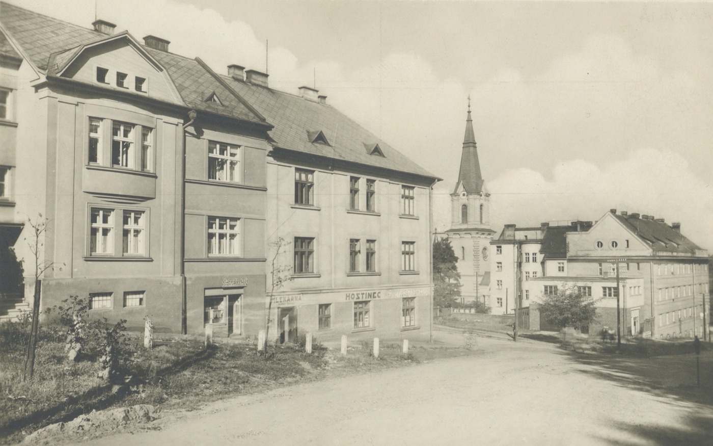 Zámecká ulice. Zleva dům čp. 1685 a čp. 1613 (Hostinec). Za odbočkou do Tyršovy ulice následují domy čp. 1645 a čp. 1560.