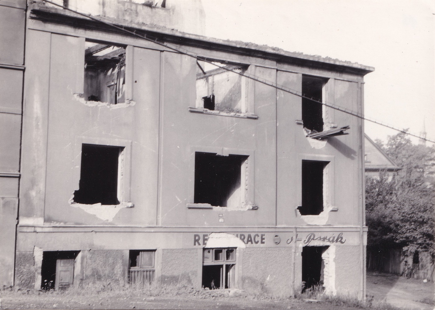 Záběr z demolice domu čp. 1613 (Restaurace Borák) v roce 1960 (s laskavým svolením p. Hany Sikorové, ze soukromé sbírky)