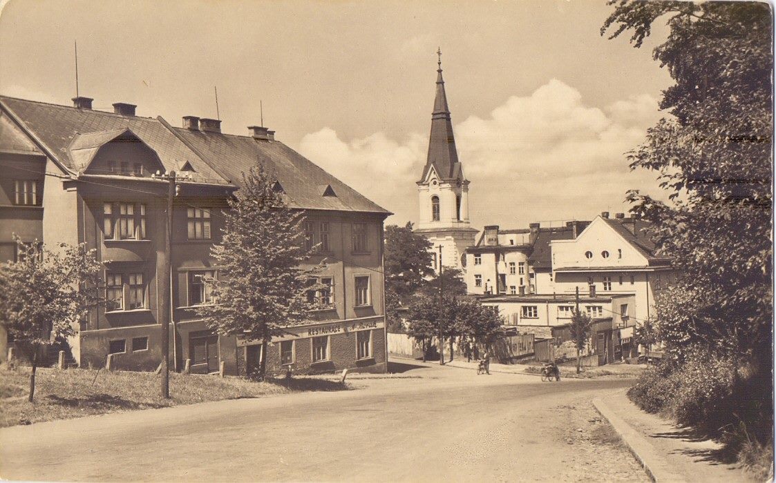 Zámecká ulice. Zleva dům čp. 1685 a čp. 1613 (Restaurace). Za odbočkou do Tyršovy ulice následují domy čp. 1645 a čp. 1560. V pozadí věž kostela sv. Jindřicha (zdroj: Facebook = klik na obrázek)