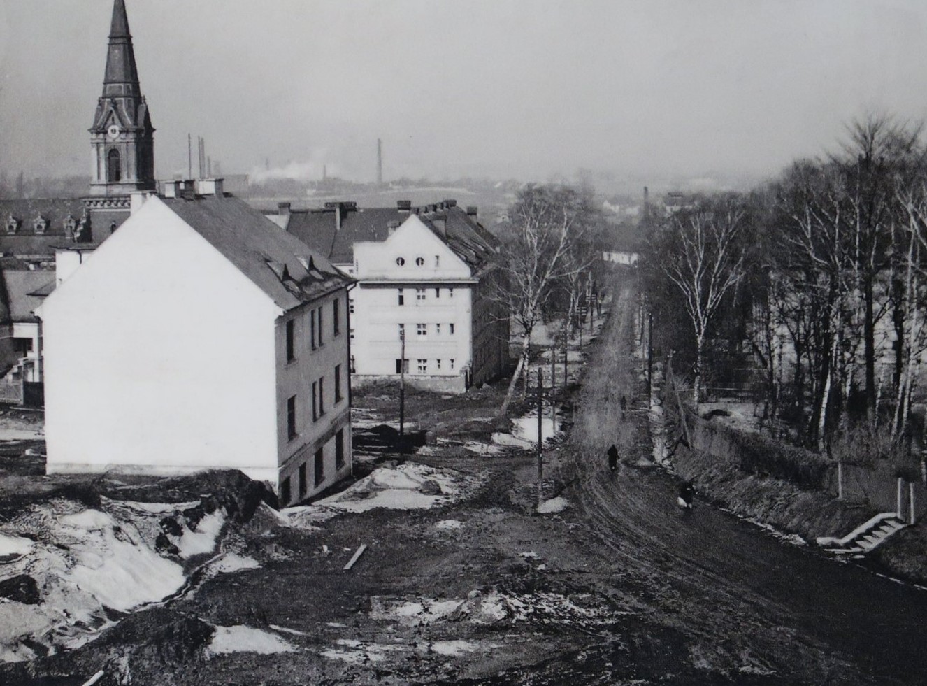 Zámecká ulice v období výstavby (pravděpodobně 1929). V popředí dům čp. 1613, za ním průčelí domu čp. 1560 (zdroj: Facebook = klik na obrázek)