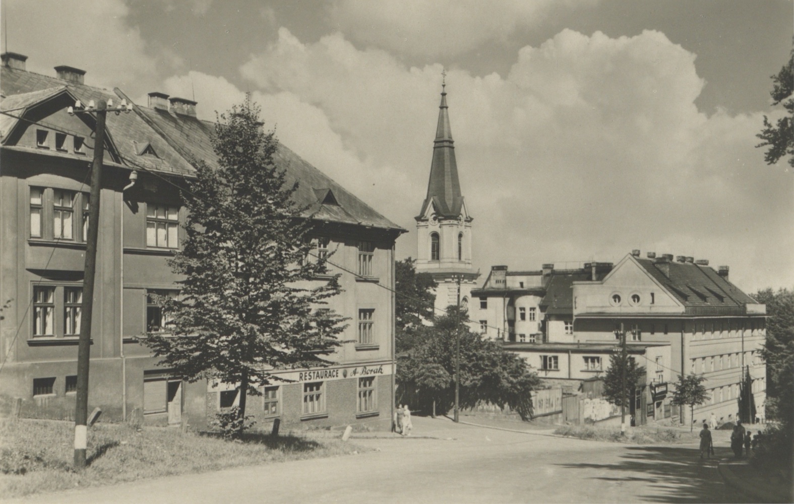 Zámecká ulice. Zleva dům čp. 1685 a čp. 1613 (Restaurace A. Borák). Za odbočkou do Tyršovy ulice následují domy čp. 1645 a čp. 1560 (S laskavým svolením p. Jindřicha Boryse, ze soukromé sbírky)