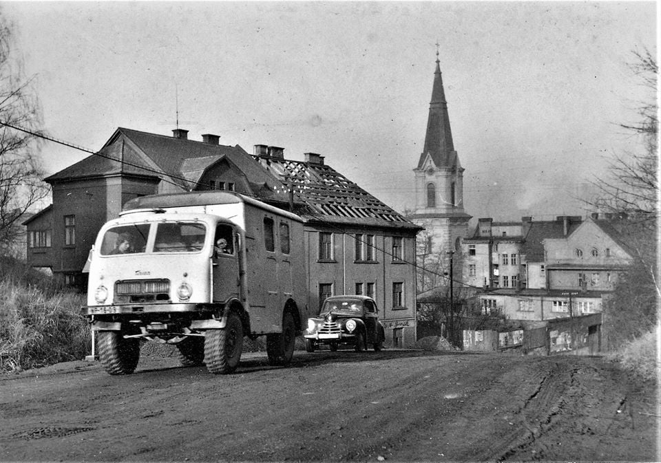 Zámecká ulice. Vlevo za nákladním automobilem dům čp. 1685, za osobním automobilem dům čp. 1613 (zdroj: Facebook = klik na obrázek)