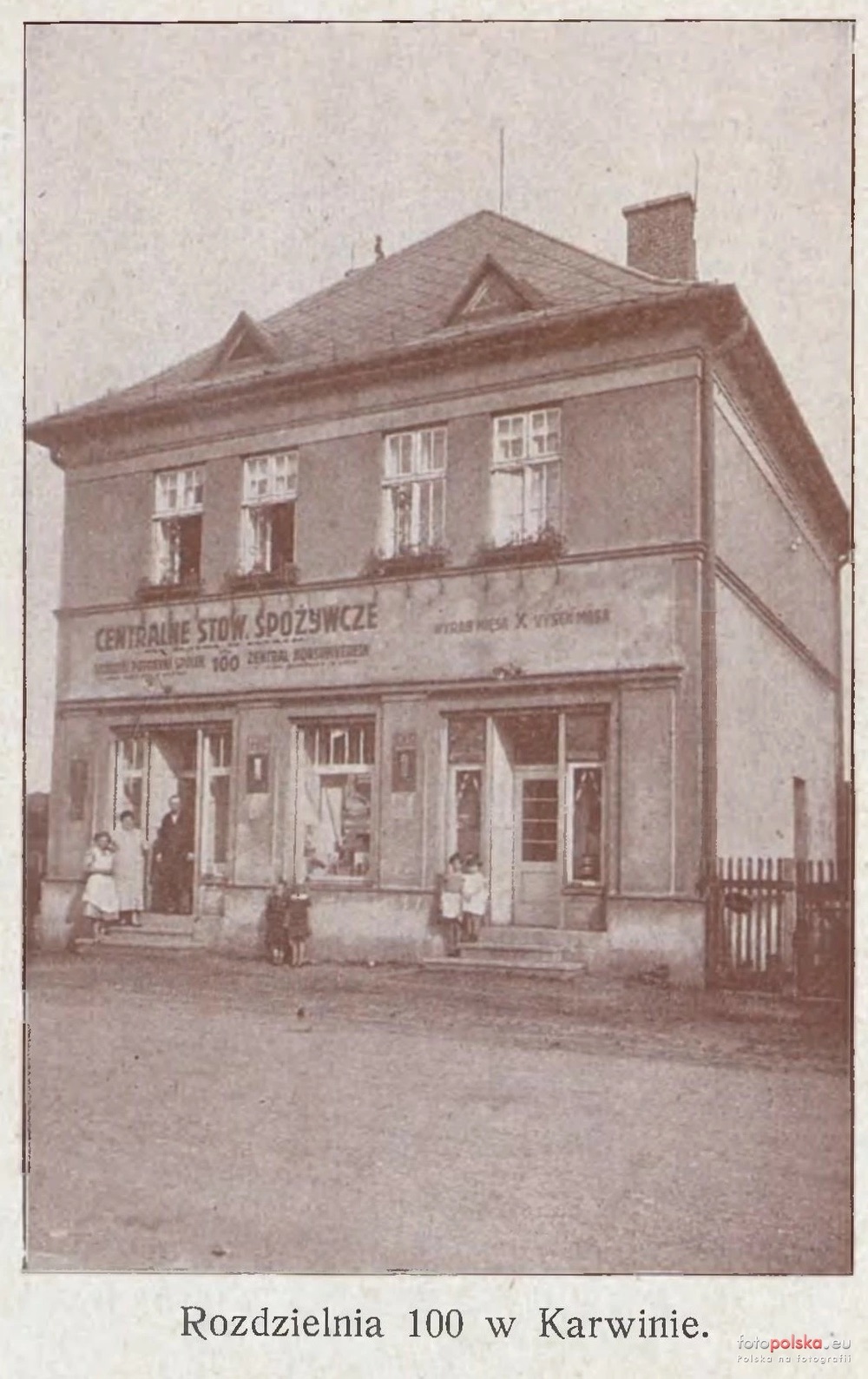 Prodejna potravin CSŁ (Ústřední potravní spolek pro Slezsko v Lazích), filiálka 100 (Zdroj: fotopolska.eu, odkaz = klik na obrázek)