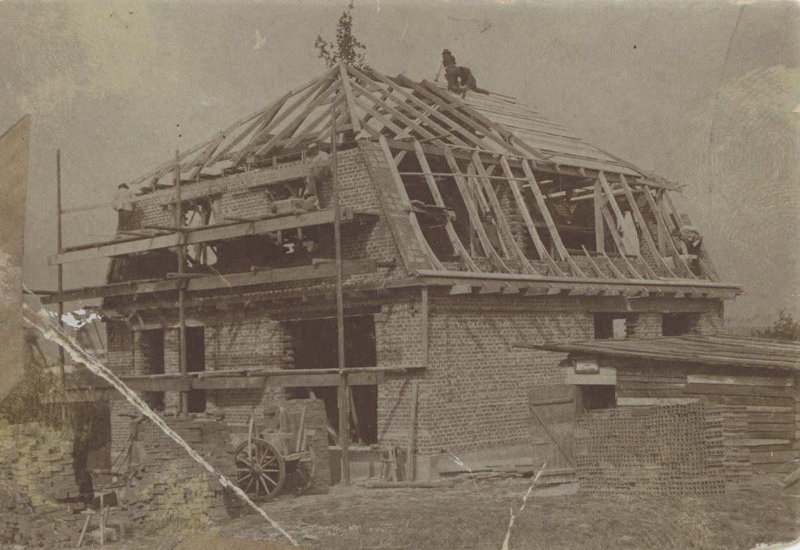 Stavba domu čp. 1622 (Krejčovství Josef Bednář), srpen 1928 (S laskavým svolením p. Hany Sikorové, ze soukromé sbírky)