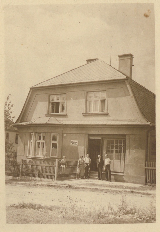 Krejčovství Josef Bednář (dům čp. 1622), 1935 (S laskavým svolením p. Hany Sikorové, ze soukromé sbírky)
