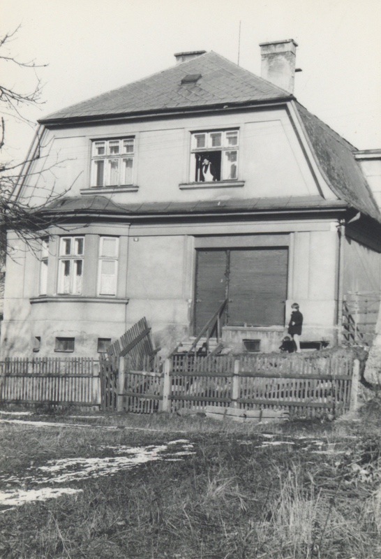 Krejčovství Josef Bednář (dům čp. 1622), 26.3.1966 (S laskavým svolením p. Hany Sikorové, ze soukromé sbírky)