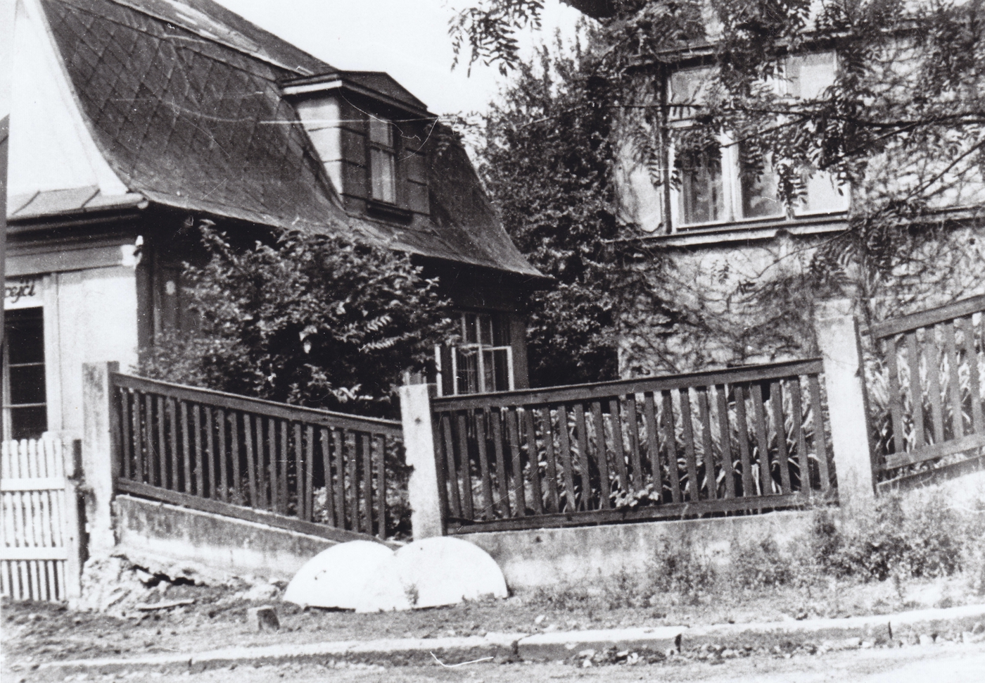 Vlevo dům čp. 1622 (Krejčovství Josef Bednář), vpravo část domu čp. 1704